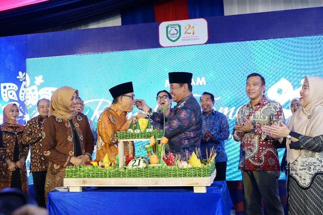 Plt Gubernur Bengkulu Rosjonsyah menyuapkan nasi tumpeng kepada Bupati Kepahiang, Hidayatullah Sjahid pada syukuran HUT kabupaten ini ke-21 tahun 2025, Selasa 7 Desember 2025.(Foto-Humas Pemprov Bengkulu)