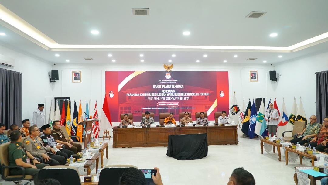 KPU Provinsi Bengkulu melaksanakan rapat pleno menetapkan pasangan Heli Hasan-Mian sebagai gubernur dan wakil gubernur Bengkulu masa bakti 2025-2030 hasil pilkada 2024, Kamis 9 Desember 2024. (Foto-Humas Pemprov Bengkulu)
