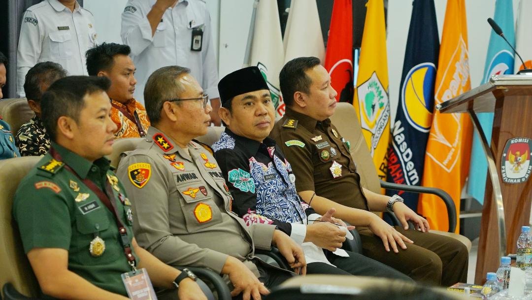 Asisten I Pemprov Bengkulu, Khairi Anwar (kedua dari kanan) menghadiri rapat pleno KPU penetapan gubernur dan wakil gubernur Bengkulu terpilih hasil pilkada 2024, Kamis 9-Desember 2025.(Foto-Humas Pemprov Bengkulu)