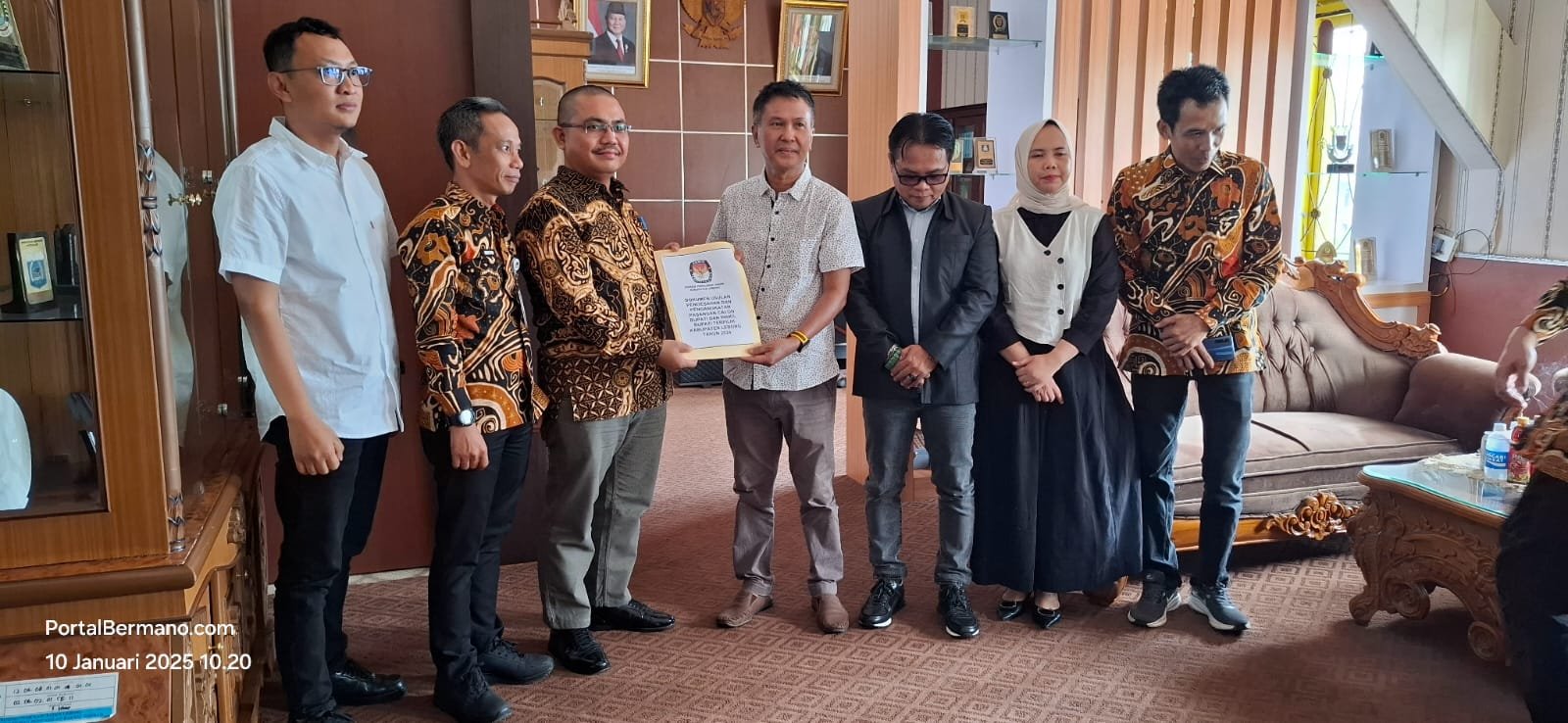 Ketua KPU Lebong, Yoki Setiawan menyerakan surat usulan pengesahan dan pengangkatan bupati dan wabup terpilih Lebong hasil pilkada lalu ke DPRD Lebong, Jumat 10 Desember 2025.(Foto-Dokumen)