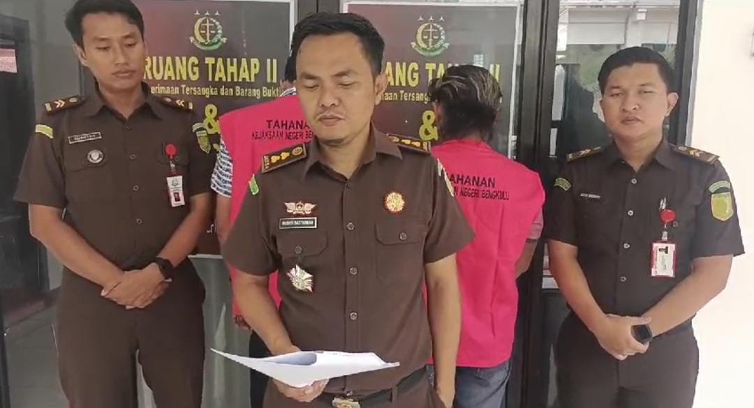 Kasi Pidum Kejari Bengkulu, Rusyadi seusai menerima berkas tersangka dari penyidik Polda Bengkulu, Senin 13 Desember 2025.(Foto-Istimewa)