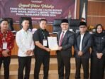 Ketua KPU Lebong, Yoki Setiawan menyerahkan SK kepada Zahari-Bambang sebagai bupati-wabup Lebong terpilih seusai menggelar rapat pleno, Kamis 9 Desember 2024.(Foto/Istimewa)