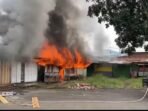 Kobaran api memangsa sebanyak 6 kios bangunan di pasar terminal Kepahiang, Bengkulu, Senin 13 Desember 2025.(Foto/Istimewa)