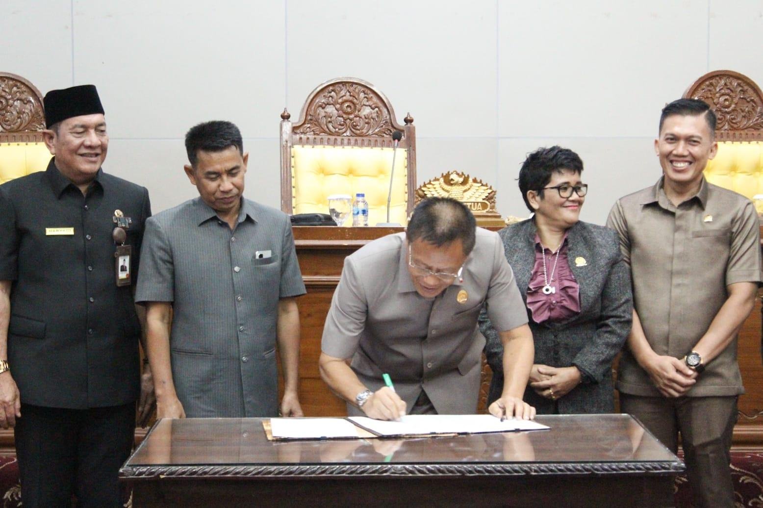 Ketua DPRD Provinsi Bengkulu, Sumardi menandatangani berita acara terkait masa jabatan gubernur dan wagub Bengkulu masa bakti 2021-2024 berakhir usai rapat paripurna, Selasa 14 Januari 2025.(Foto-Humas Pemprov Bengkulu)