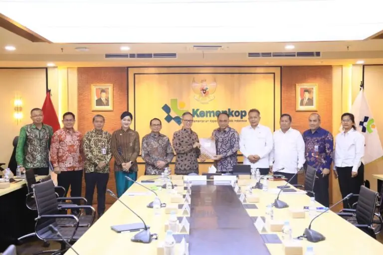 Menkop Data Koperasi ke OJK Menkop Budi Arie Setiadi menyerahkan daftar koperasi aktif bergerak dibidang jasa keuangan kek OJK Pusat.(Foto/Istimewa)