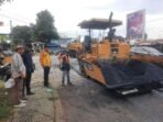 Aspal Jalan Kota Bengkulu Dinas PUPR Kota Bengkulu melakukan pengaspalan hotmix salah satu jalan di daerah ini.(Foto-Istimewa)