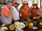 Festival Durian Tim juri mecicipi rasa durian pada Festival Durian Lembak II, Kabupaten Rejang Lebong, Bengkulu.(Foto-Istimewa)