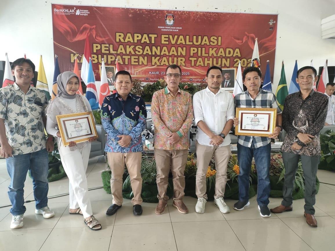 KPU Kaur KPU Kaur laksanakan rakor evaluasi kinerja pelaksanaan pilkada 2024 dan pemberian penghargaan kepada PPK kinerja terbaik.(Foto-Istimewa)