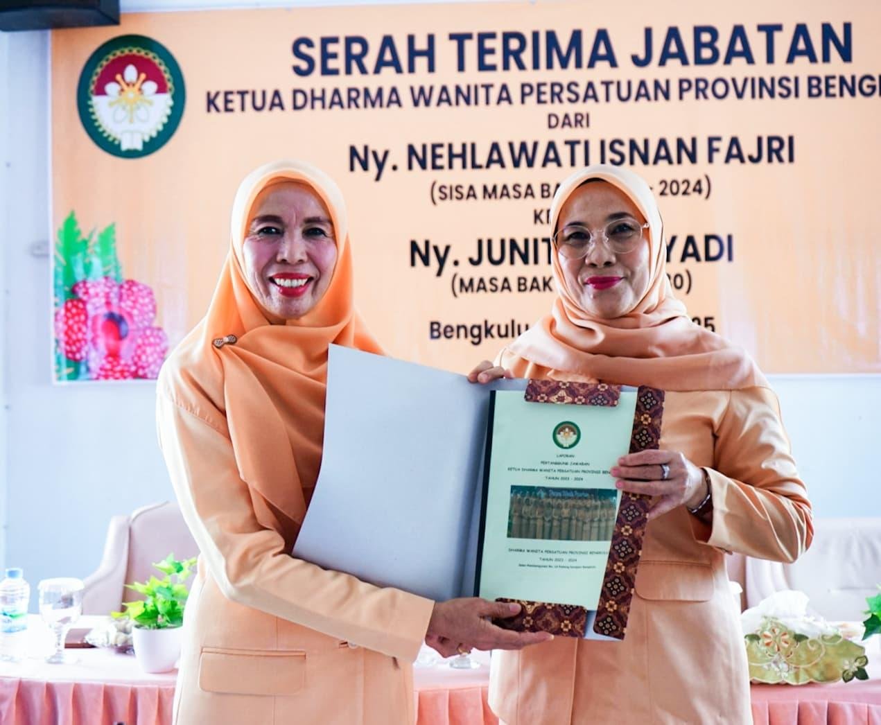 Ketua Dharma Wanita Persatuan (DWP) Bengkulu diganti dari Ny Nehlawati Isnan Fajri kepada Junita Haryadi, Jumat 24 Januari 2025.(Foto-Istimewa)