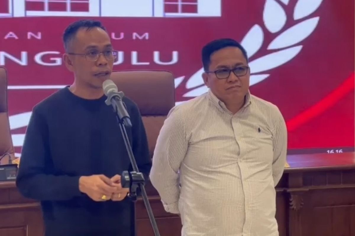 Ketua KPU Bengkulu Ketua KPU Provinsi Bengkulu, Rusman Sudarsono (kiri) menyebutkan 8 kepala daerah hasil pilkada 2024 dilantik Feberuari.(Foto-Istimewa)