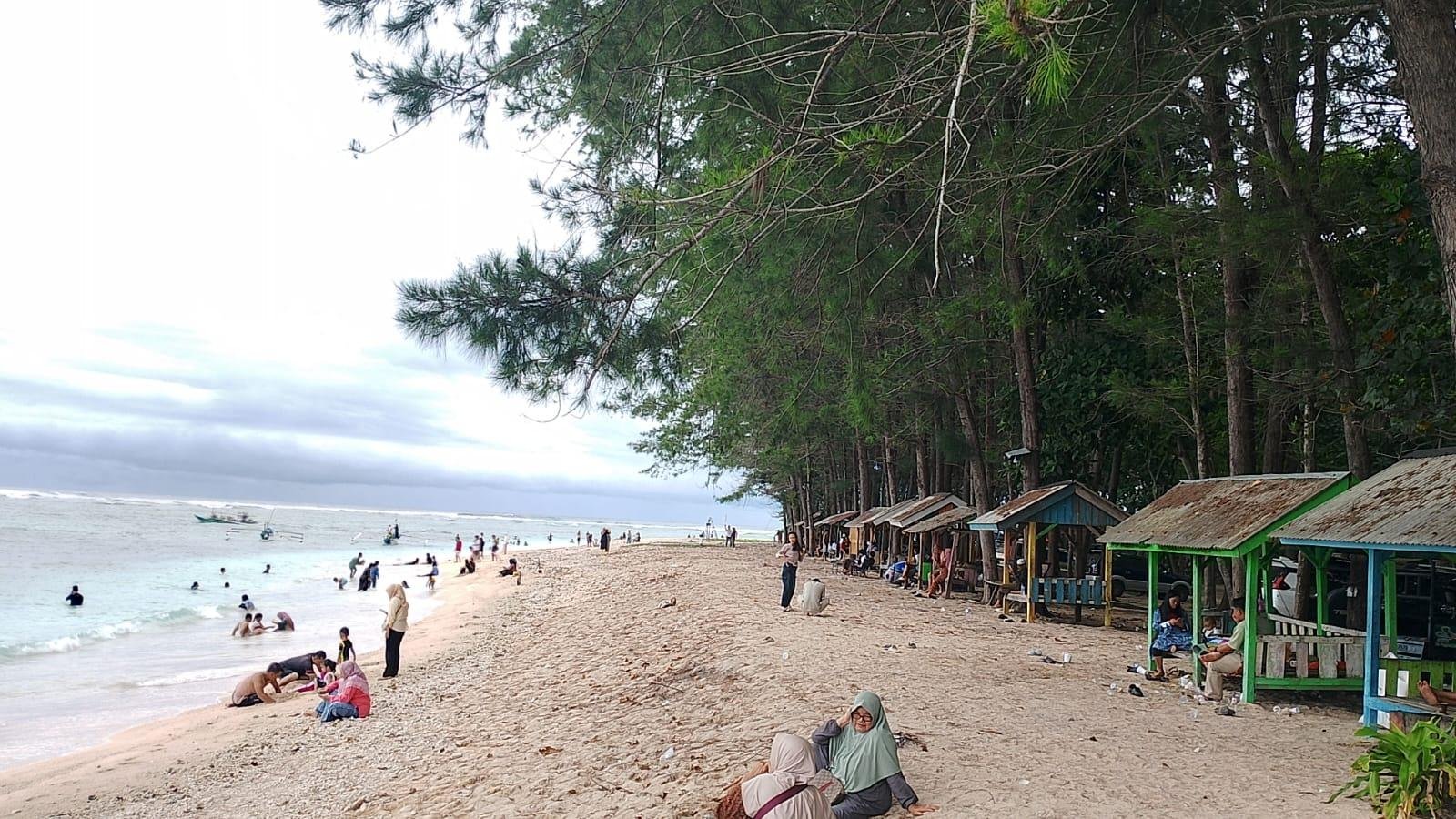 Objek wisata Panti Laguna, Desa Merpas, Kecamatan Nasal, Kabupaten Kaur, Bengkulu ramai dikunjungi wisata pada hari libur nasional danl libur akhir pekan.(Foto HB-Zulkipli)