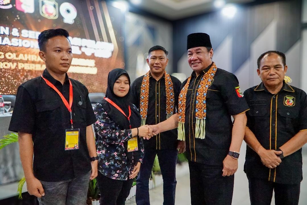 Plt Gubernur Bengkulu, Rosjonsyah menyalami peserta penataran dan sertifikasi pelatih nasional menembak diselenggarakan Perbaikin setempat, Jumat 31 Januari 2025.(Foto-Humas Pemprov Bengkulu)