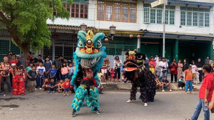 Pertunjukan kesenian tradisional masyarakat Tionghoa Barongsai dalam rangka memeriahkan Imlek di Bengkulu.(Foto-TB)