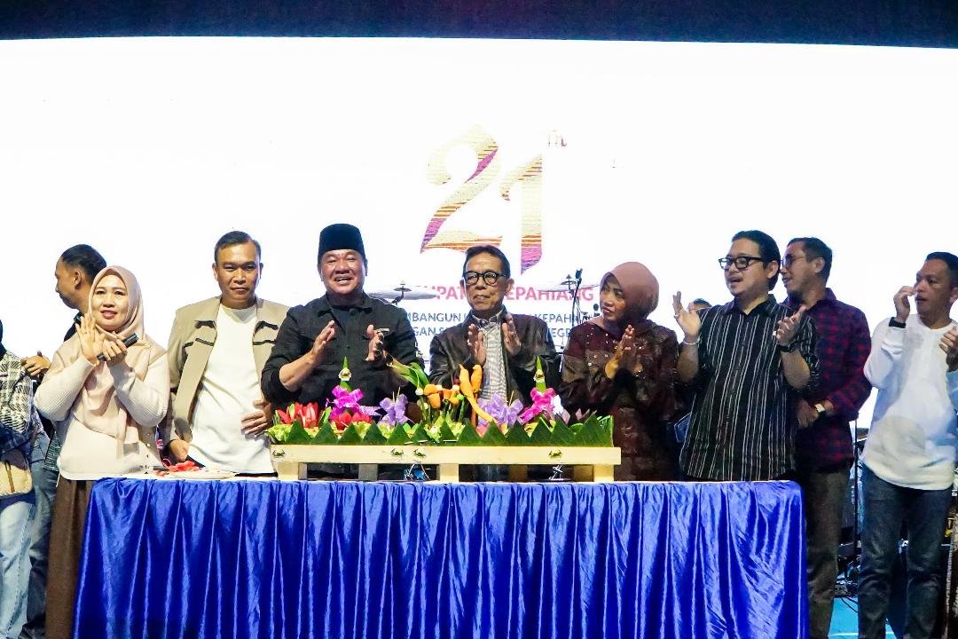 Plt Gubernur Bengkulu, Rosjonsyah (baju hitam) menghadari pesta rakyat HUT Kabupaten Kepahiang, Kamis 23 Januari 2025.(Foto-Istimewa)