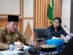 Program Makan Bergizi Plt Gubernur Bengkulu, Rosjosnyah bersama Kepala SPPG Kota Bengkulu, Gloria bahan persiapan pelaksanaan makan siang bergizi di Kota Bengkulu, Selasa 21 Januari 2025.(Foto-Humas Pempov Bengkulu)