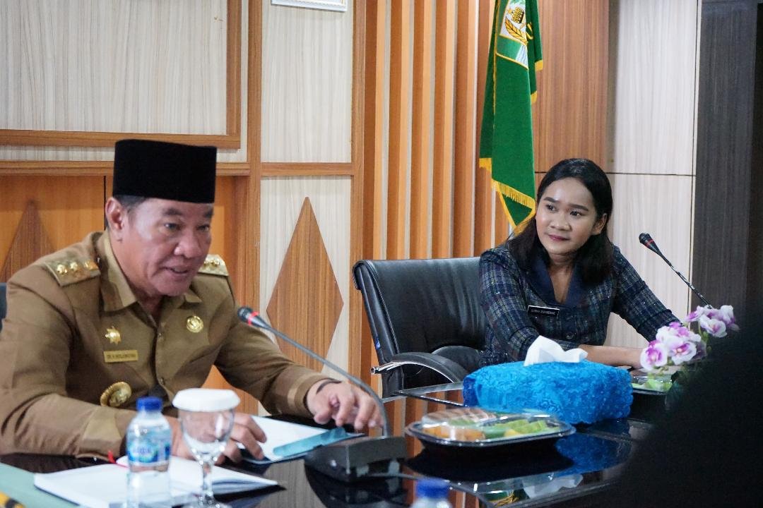 Plt Gubernur Bengkulu, Rosjosnyah bersama Kepala SPPG Kota Bengkulu, Gloria bahan persiapan pelaksanaan makan siang bergizi di Kota Bengkulu, Selasa 21 Januari 2025.(Foto-Humas Pempov Bengkulu)