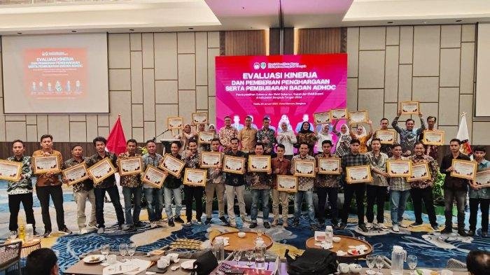 Rapat Evaluasi KPU Benteng KPU Bengkulu Tengah berikan penghargaan pada PPK dan PPS kinerja terbaik pada pilkada serentak 2024.(Foto-Istimewa)