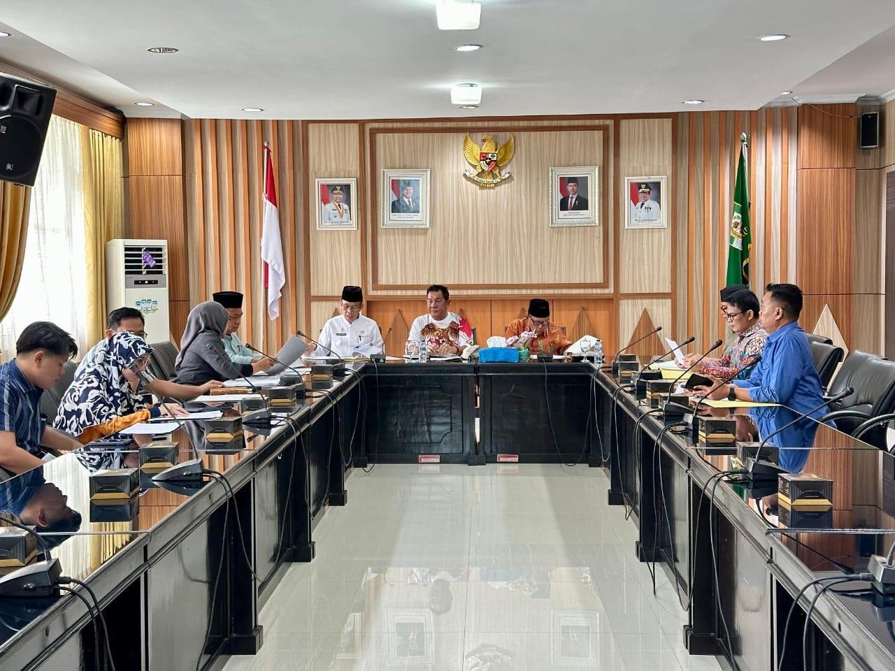 Sekda Bengkulu, Haryadi pimpin rapat evaluasi penangganan honorer di Pemprov Bengkulu, Jumat 31 Januari 2025.(Foto-Humas Pemprov Bengkulu)