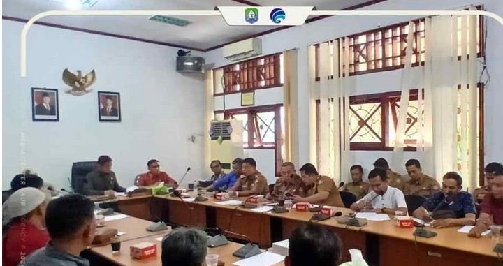 Rapat Komisi DPRD Kaur Hasil rapat lintas komisi DPRD Kaur rekomendasikan penutupan sementara aktivitas PT SNI karena diduga cemari lingkungan.(Foto-MC Kaur)