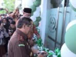 Resmi Kajari Kajati Bengkulu, Syaifudin Tagamal disaksikan Pj Bupati Benteng, Heryadi Roni mengunting pipa menandai peresmian Kantor Kajari Bengkulu Tengah, Rabu 22 Januari 2025.(Foto-foto/MC Benteng)