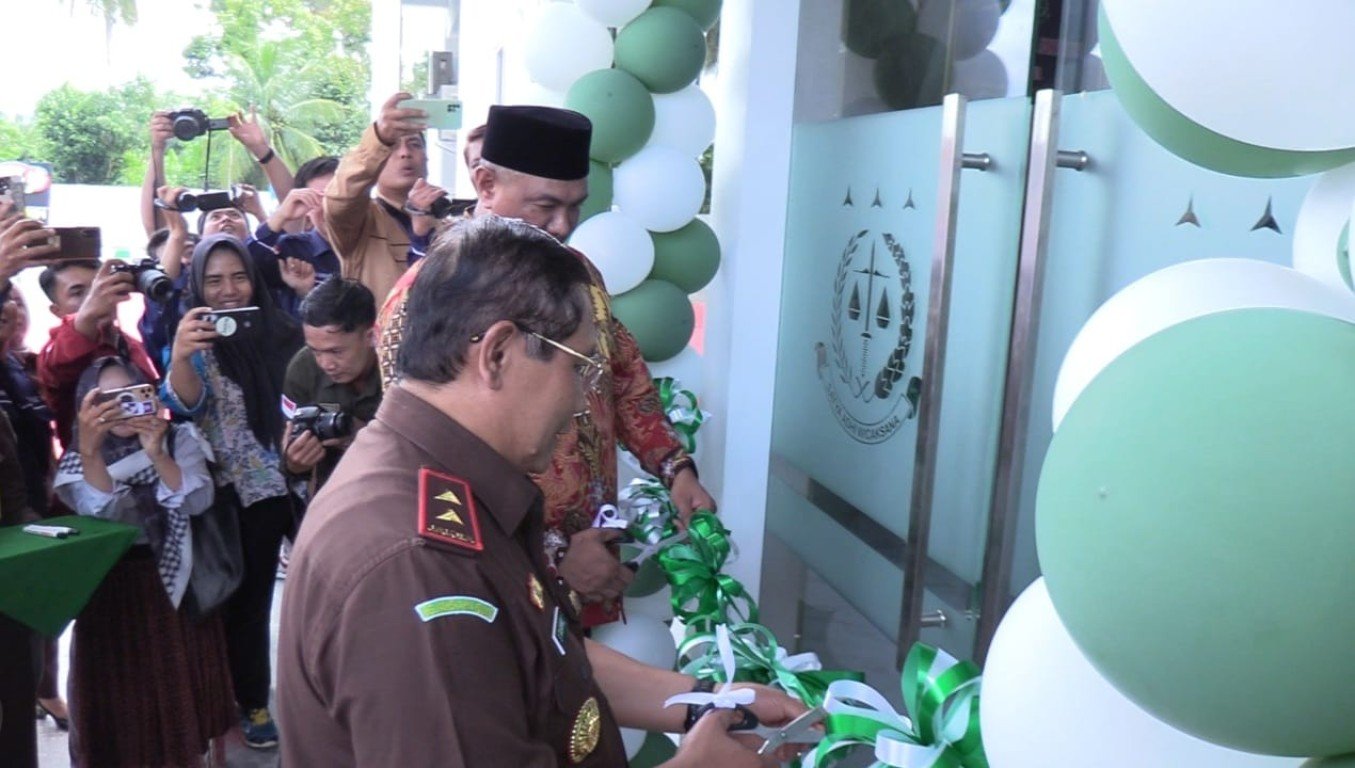 Kajati Bengkulu, Syaifudin Tagamal disaksikan Pj Bupati Benteng, Heryadi Roni mengunting pipa menandai peresmian Kantor Kajari Bengkulu Tengah, Rabu 22 Januari 2025.(Foto-foto/MC Benteng)