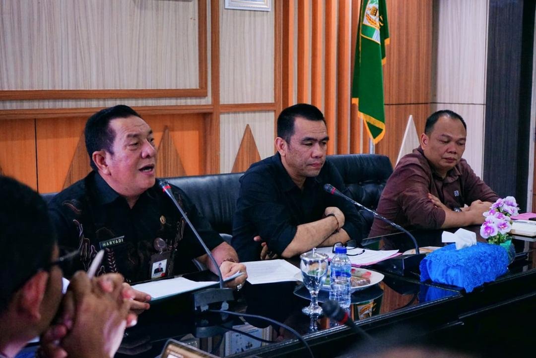 Pj Sekda Bengkulu, Haryadi pimpin rapat pembentukan Forum CRS guna menyukseskan program Bantu Rakyat, Jumat 24 Januari 2025.(Foto-Istimewa)