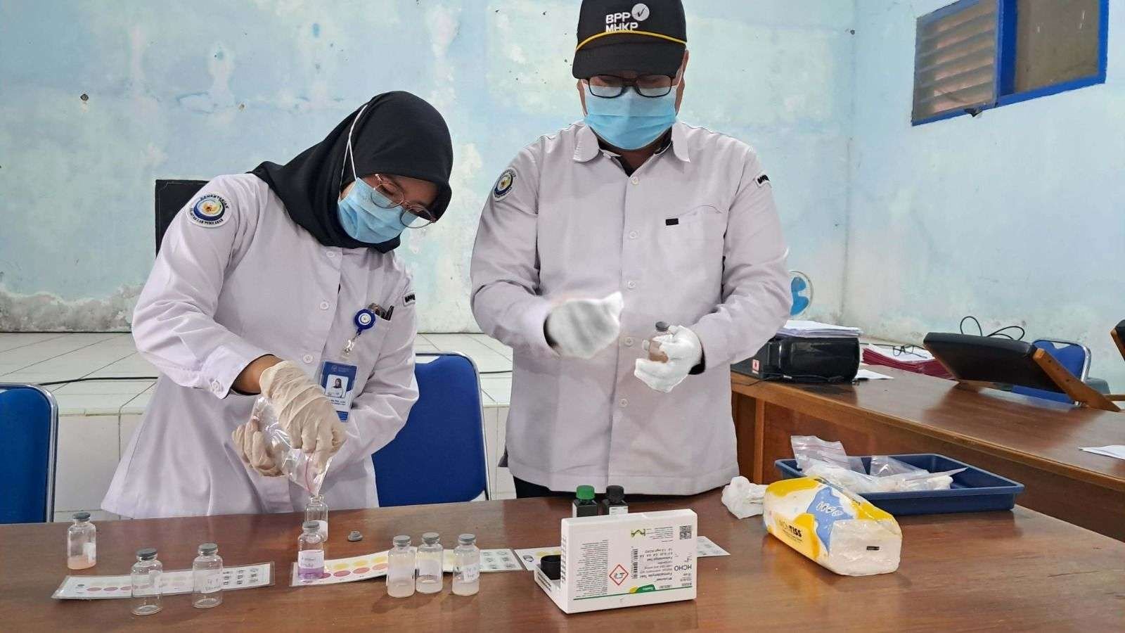 Uji Sampel Ikan Formalin Petugas dari Badan Pengawas dan Pengendalian Mutu Hasil Kelautan dan Perikanan (BPPMHKP) Bengkulu melakukan pengujian formalin pada ikan.(Foto-Istimewa)