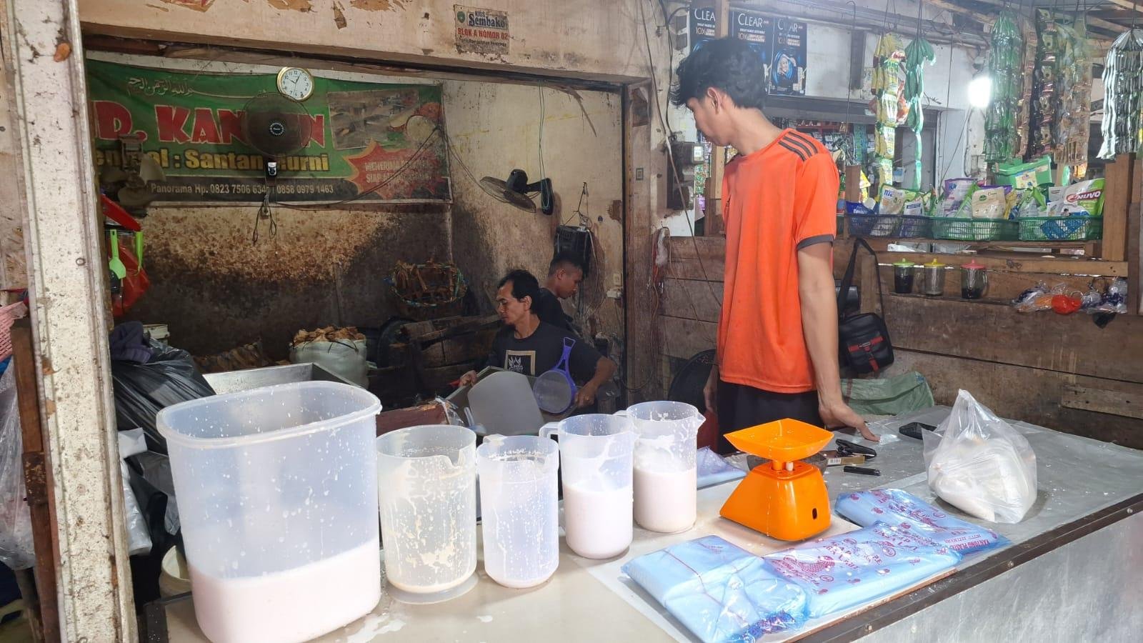 Usaha santan peras di Kota Bengkulu terancam gulung tikar akibat sulit mendapatkan pasokan kelapa bulat dari petani. Ini terjadi karena kelapa bulat banyak dijual ke Pulaa Jawa.(Foto HB/Firman)