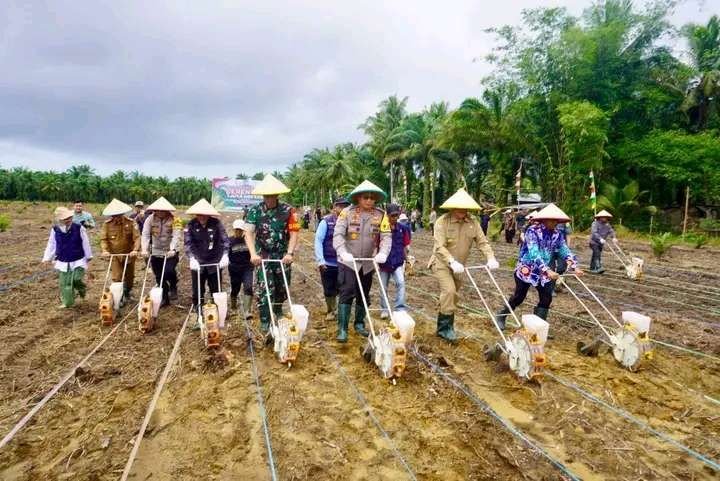 Kapolda Bengkulu, Irjen Anwar melaunching penanaman jagung satu juta hektare di Desa Riak Siabun, Kecamatan Sukaraja, Kabupaten Seluma, Selasa 21 Januari 2025.(Foto-Istimewa)