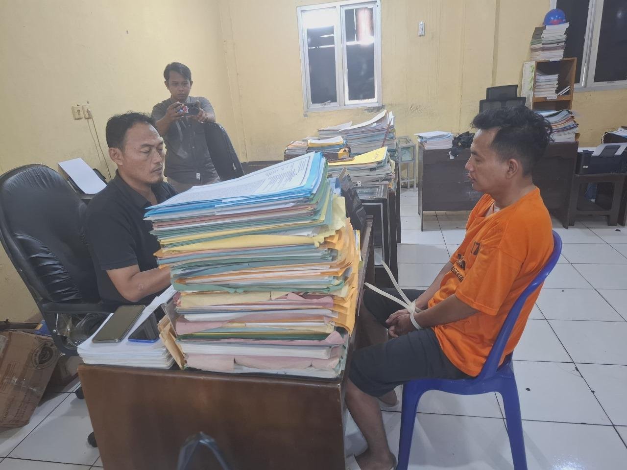 Oknum ASN Disdik Bengkulu Utara, AR menjalani pemeriksaan di Polres setempat terkait kasus dugaan penipuan janji warga masukan guru bantu raup ratusan juta rupiah.(Foto-Isimewa)