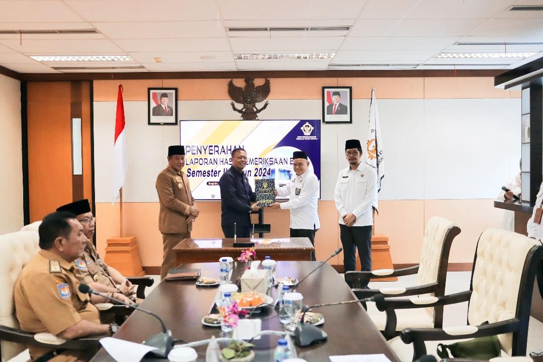 BPK Serahkkan LHP Pemprov Bengkulu BPK RI Perwakilan Bengkulu serahkan LHP ke Pemprov Bengkulu, Senin 10 Februari 2025.(Foto-MC Bengkulu)