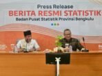 BPS Bengkulu Plt Gubernur Bengkulu, Rosjonsyah didampingi Kepala BPS Bengkulu, Win Rijal saat menyampaikan pers release BPS tahun 2024, Rabu 5 Februari 2025.(Foto-MC Bengkulu)