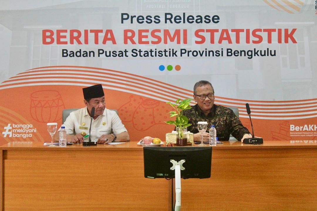 BPS Bengkulu Plt Gubernur Bengkulu, Rosjonsyah didampingi Kepala BPS Bengkulu, Win Rijal saat menyampaikan pers release BPS tahun 2024, Rabu 5 Februari 2025.(Foto-MC Bengkulu)