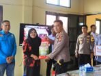 Baksos Polri di Kaur Kapolres Kaur AKBP Yuriko Fernanda menyerahkan secara simbolis Baksos Polri kepada salah seorang penerima di wilayah Kabupaten Kaur, bertempat Mapolres setempat, Kamis 27 Februari 2025.(Foto-Istimewa)
