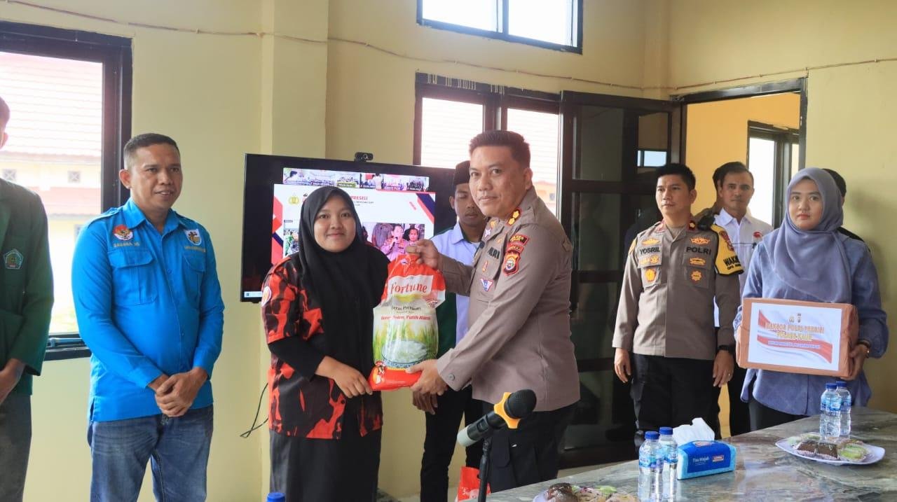 Kapolres Kaur AKBP Yuriko Fernanda menyerahkan secara simbolis Baksos Polri kepada salah seorang penerima di wilayah Kabupaten Kaur, bertempat Mapolres setempat, Kamis 27 Februari 2025.(Foto-Istimewa)