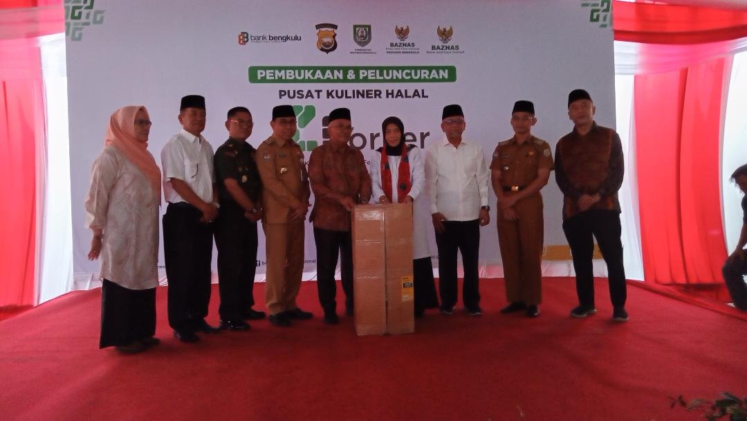 Bantuan Tenda Baznas Pengurus Baznas RI, Saidah Sapuan menyerahkan bantuan tenda kepada Baznas Provinsi Bengkulu bersamaan peluncuran pusat kuliner Z-Corner Baznas daerah ini, Selasa 4 Februari 2024.(Foto HB/Usmin)