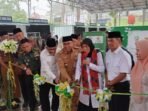 Pengurus Baznas RI, Saidah Sapuan didampingi Ketua Banzas Bengkulu, Fazrul Hamidy dan Asisten I Pemprov Bengkulu, Khairil Anwar meluncurkan pusat kuliner Zcorner ditandai pemotangan pita, Selasa 4 Februari 2025.(Foto-HB/Usmin)