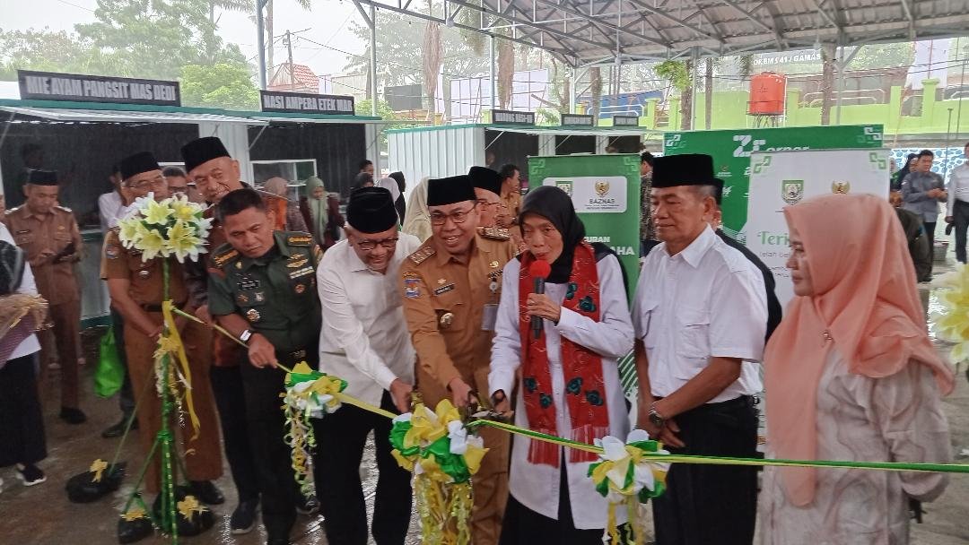 Pengurus Baznas RI, Saidah Sapuan didampingi Ketua Banzas Bengkulu, Fazrul Hamidy dan Asisten I Pemprov Bengkulu, Khairil Anwar meluncurkan pusat kuliner Zcorner ditandai pemotangan pita, Selasa 4 Februari 2025.(Foto-HB/Usmin)