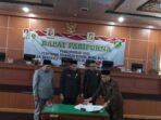 Ketua DPRD Bengkulu Tengah, Fepi Suheri dan dua wakil bersiap menandatangani berita acara rapat paripurna pengumuman dan penetapan pasangan Rahcamt-Tarmizi sebagai bupati dan wabup Benteng masa bakti 2025-2030.(Foto HB/Usmin)