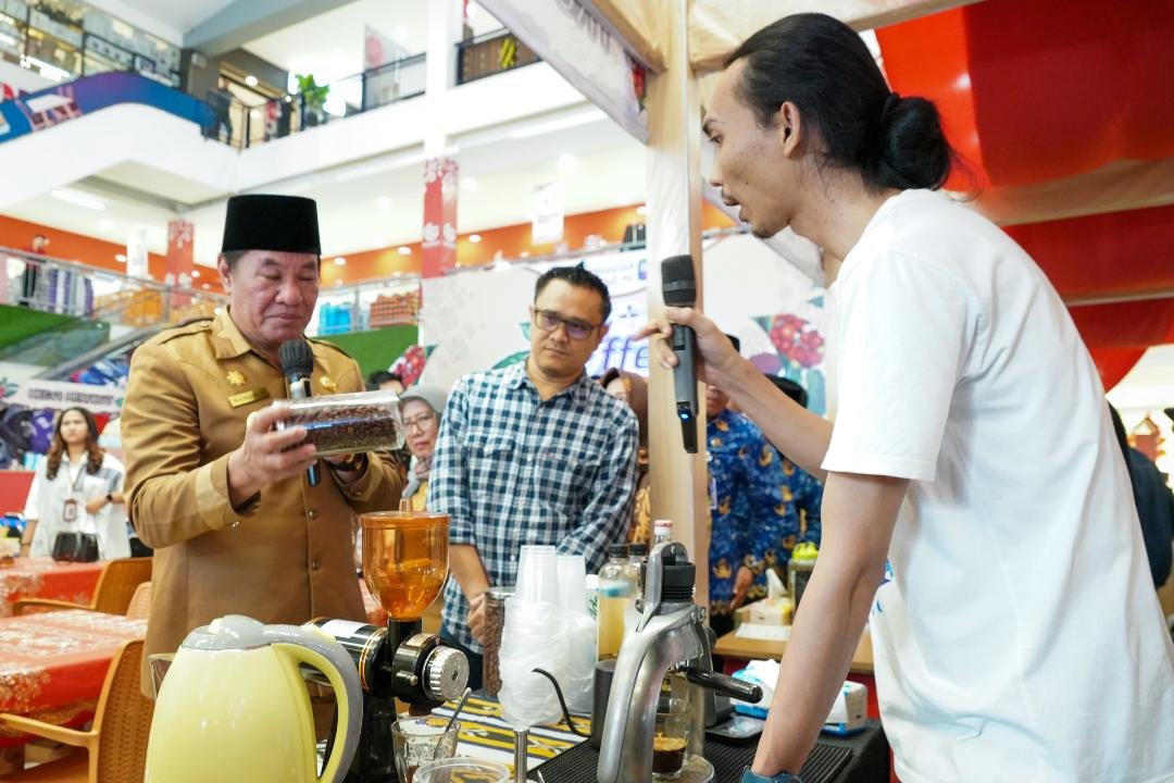 Biji kopi kualitas Plt Gubernur Bengkulu Rosjosnyah melihat biji kopi kualitas terbaik di salah satu stand usai membuka Bengkulu Coffee Festival, Selasa 11 Februari 2025.(Foto-MC Bengkulu)