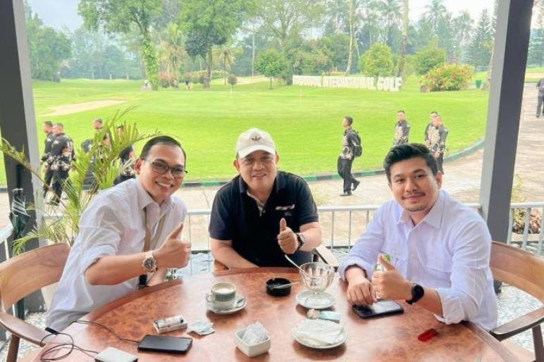 Bupati Seluma Teddy Rahman Bupati Seluma, Teddy Rahman (paling kiri) dan paling kanan Bupati Bengkulu Utara, Arie Adinata mengikuti retreat di Akmil Magelang, Jateng.(Foto-Istimewa)