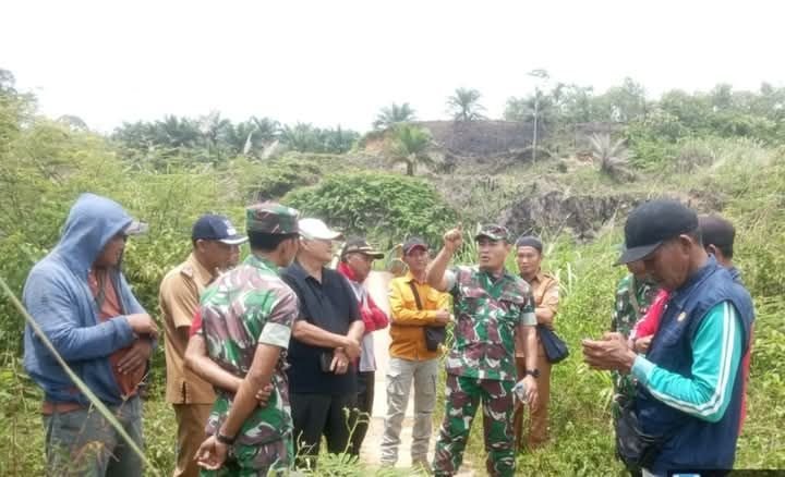 Dandim Bengkulu Selatan Letkol Czi Bambang Santoso bersama dinas terkait meninjau lahan pencetakan sawah baru di Padang Guci, Kabupaten Kaur.(Foto-RRI)