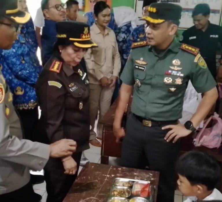 Komandan Kodim 0407 Kota Bengkulu, Kol Inf Widi Rahman melakukan pemantuan pelaksanaan program BMG hari pertama di salah satu sekolah di wilayah ini, Senin 17 Februari 2025.(Foto-Istimewa)