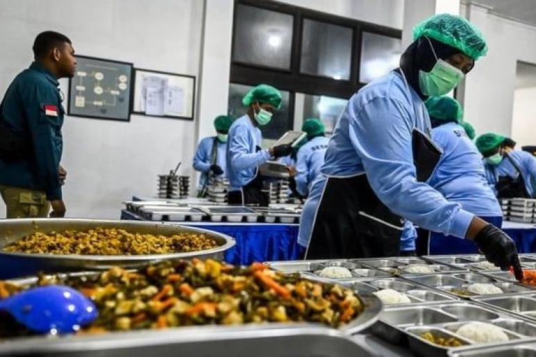 Dapur Umum BMG Petugas dapur umum menyiapkan makan bergizi gratis (MBG).(Foto-Ist)