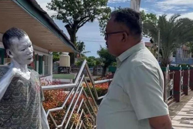 Kepala Dinsos Bengkulu, Sahat Sitomorang sedang menertibkan gepeng di Kota Bengkulu.(Foto-Istimewa)