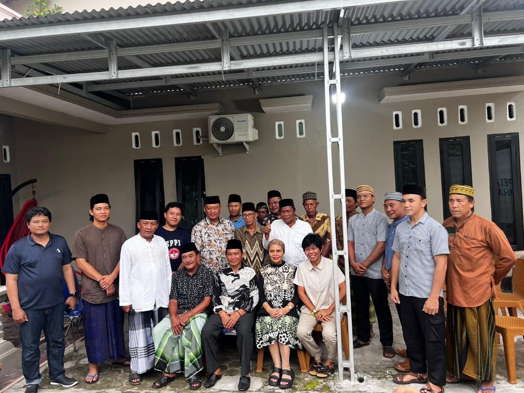 Donatur Badan Gizi Nasional (BGN) wilaya Kabupaten Kaur, Meriani dan penanggung jawab layanan dapur MBG, Kasmi bersama pihak terkait dan masyarakat Desa Suka Bandung menggelar doa bersama menyambut pelaksanaan MBG di wilayah ini.(Foto HB-KIF)