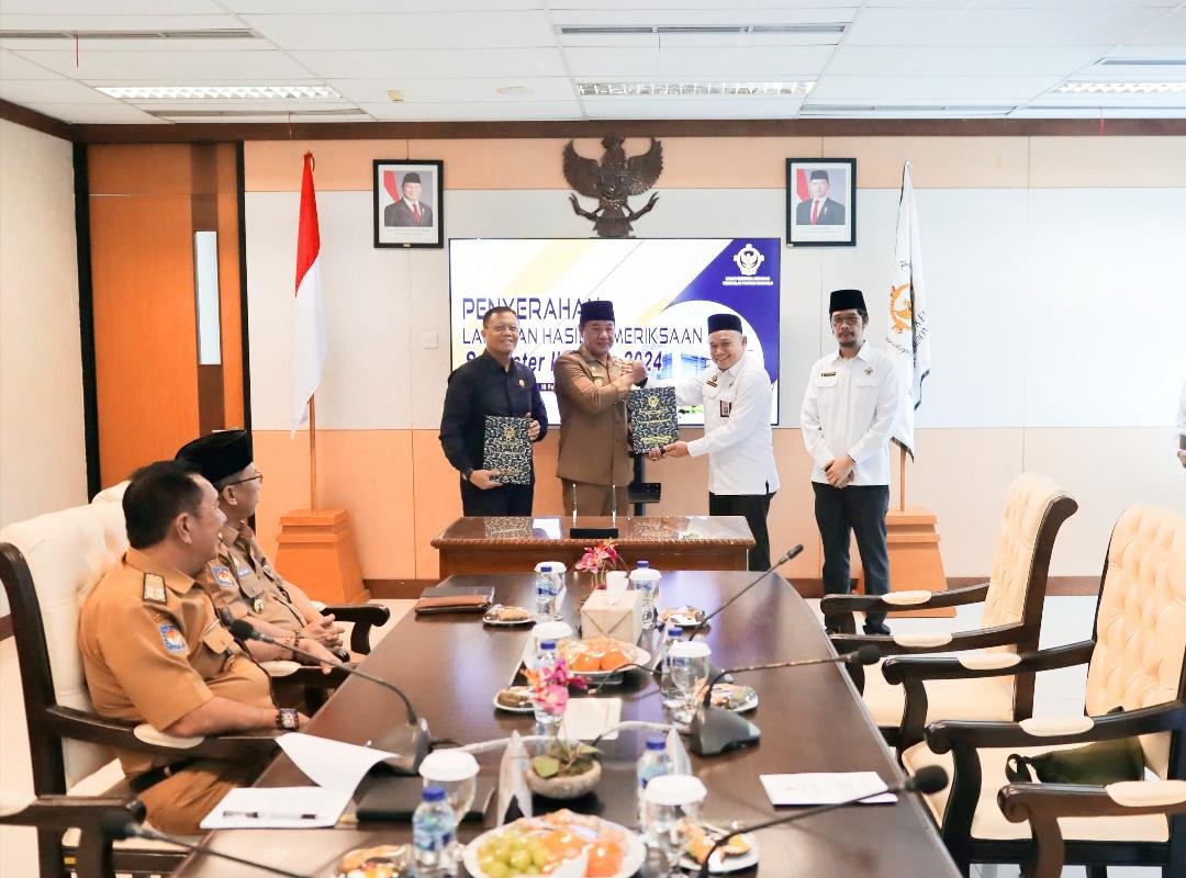 Gubernur Bengkulu Terima LHP BPK RI Plt Gubernur Bengkulu, Rosjonsyah menerima LHP dari BPK RI ada tujuh masalah harus diperbaiki Pemprov Bengkulu.(Foto-MC Bengkulu)