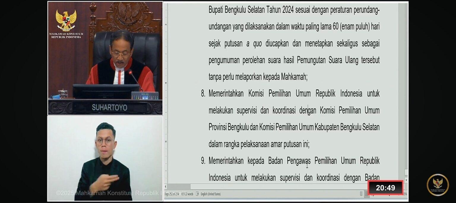 Hakim KM Baca Purusan Diskualifikasi Pilkada BS Hakim MK Hartoyo membacakan putusan mendiskualifikasi Pilkada Bengkulu Selatan dan dilakukan pemungutan suara ulang tanpa (PSU) paling lambat 60 hari setelah keputusan tersebut.(Foto-Istimewa)