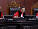 Hakim MK Ketua Mahkamah Konstitusi Suhartoyo (tengah) didampingi Saldi Isra (kiri), dan Arief Hidayat (kanan) saat memulai sidang sesi 2 beragendakan Pengucapan Putusan/Ketetapan.(Foto-Humas MK)