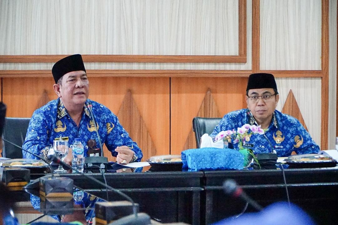 Plt Sekda Bengkulu, Haryadi didampingi Asisten I, Khairil Anwar pimpin rapat penetapan jadwal Safari Ramadan Pemprov Bengkulu di 10 kabupaten dan kota di wilayah ini.(Foto-MC Bengkulu)